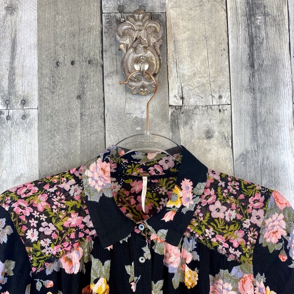 Free People Hold On To Me Floral Print Blouse in Black Combo Size Medium. - Picture 5 of 15